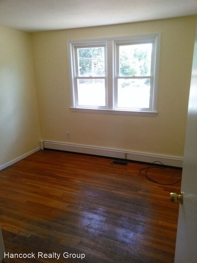 Foto del edificio - 3 br, 1.5 bath House - 84 Ferris Avenue