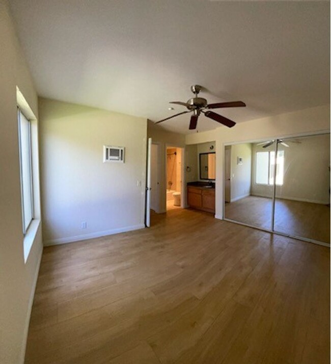 Building Photo - One bedroom condo close to shopping and mi...