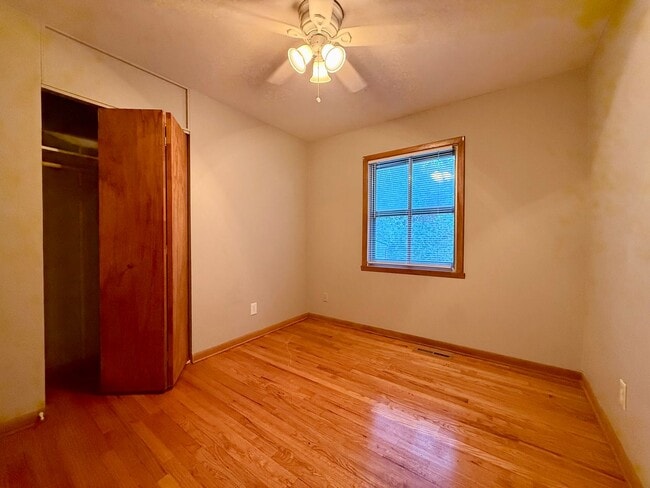 Building Photo - Quiet Cul-de-Sac Living in Council Bluffs