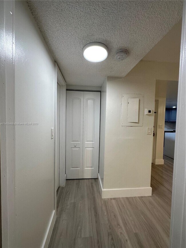 Foto del edificio - 10813 NW 7th St