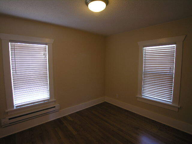 Building Photo - 2 Bedroom House Available Now!