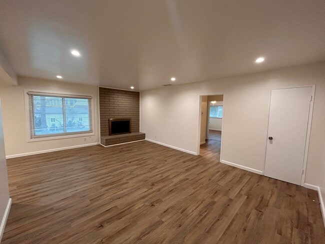 Building Photo - 701 S Osage Ave