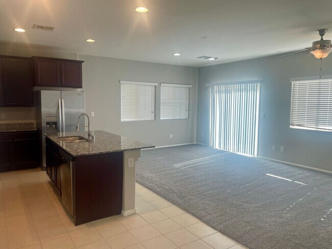 Foto del edificio - 3 bed 3 bath 2 car Garage in the Southwest...