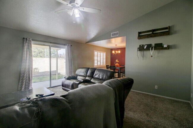 Foto del edificio - 3-bedroom Single story with vaulted ceilings!