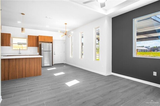 Building Photo - 608 N Onyx Ave