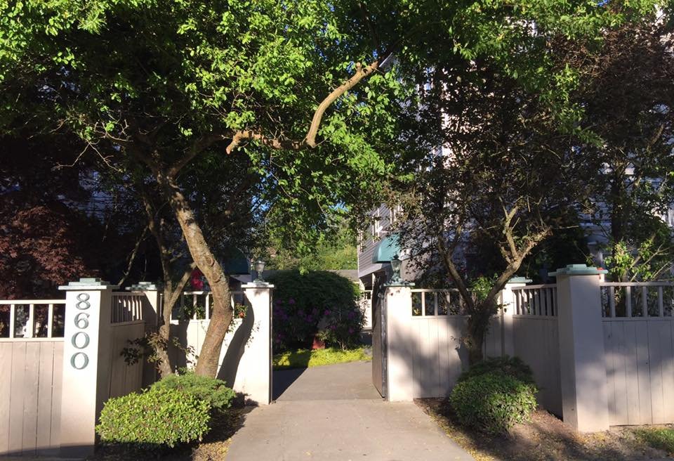 Front Entrance to Courtyard - Westwood Park Villa