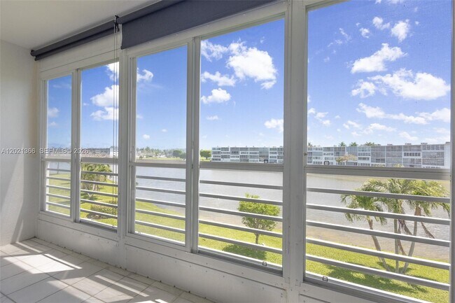 Foto del edificio - 3049 Wolverton C