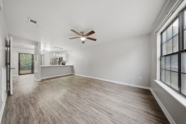 Building Photo - 2 Bedroom x 2.5 Bathroom NEWLY RENOVATED Apartment