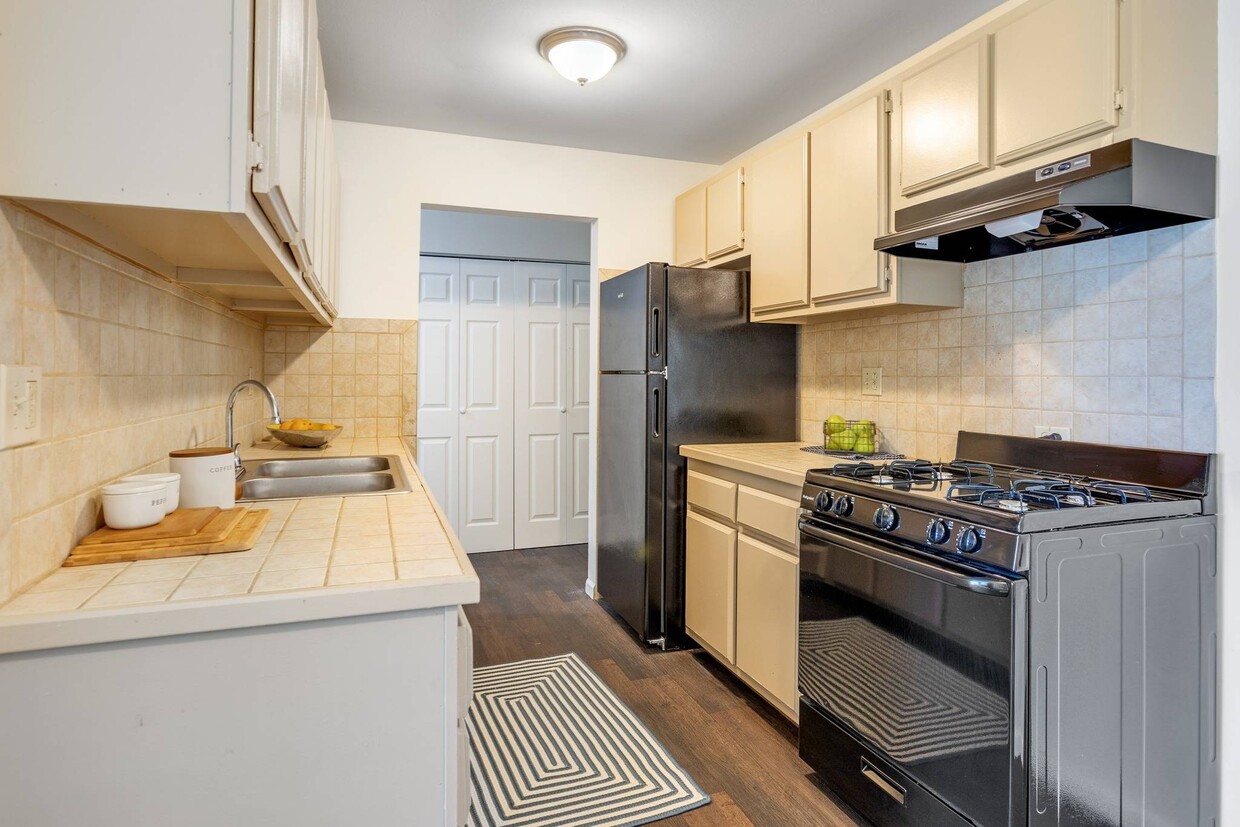 Sunset Lake Apartments in Justice, IL