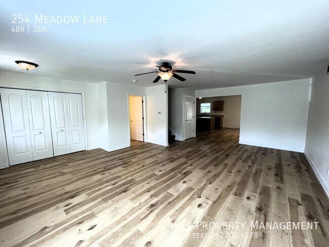 Building Photo - Large Updated 4BR, 2.5BA in Darien!