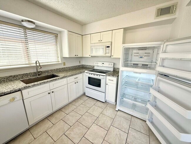 Foto del edificio - 12100 Overbrook Ln