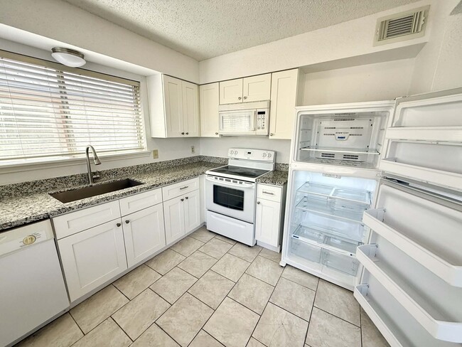 Building Photo - 12100 Overbrook Ln