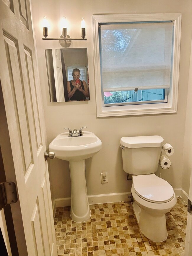 Private shower. - 4037 Hamilton Rd