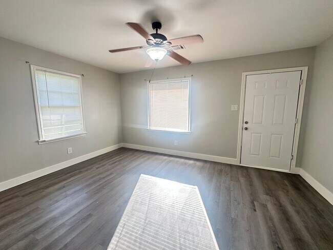 Foto del edificio - Adorable Starter Home