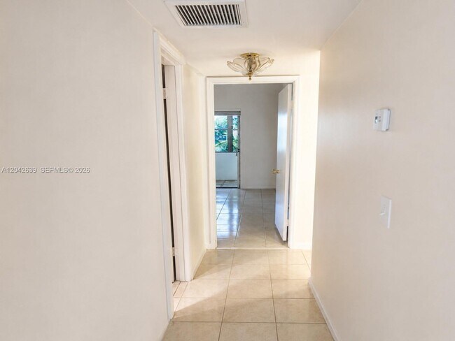Foto del edificio - 500 Village Green Cir W