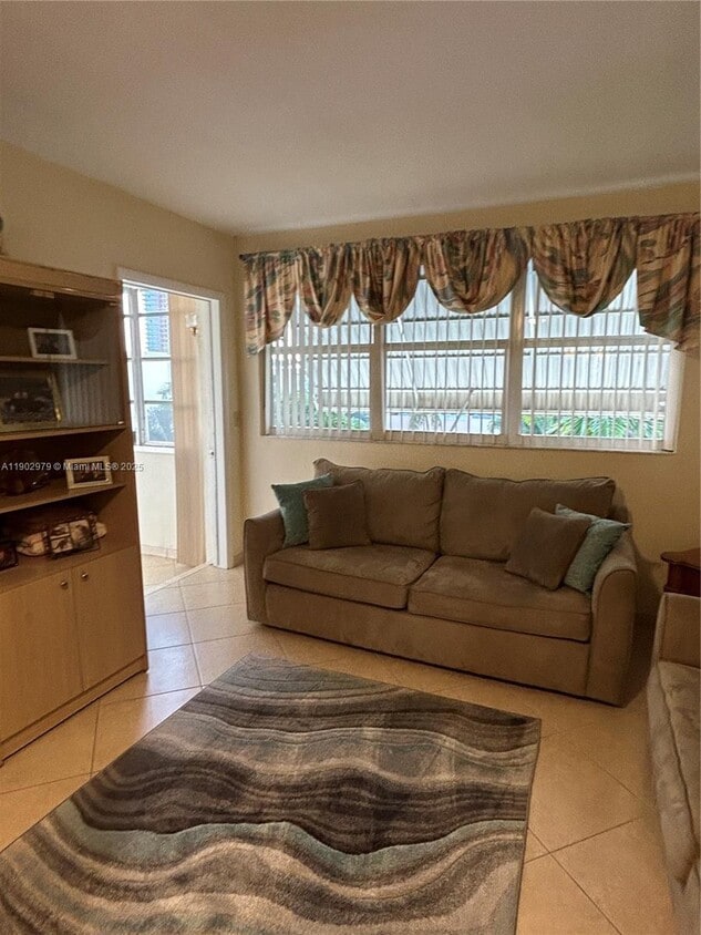 Foto principal - 1333 E Hallandale Beach Blvd