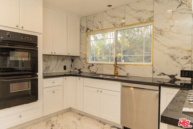 Foto del edificio - 5604 Valley Circle Blvd