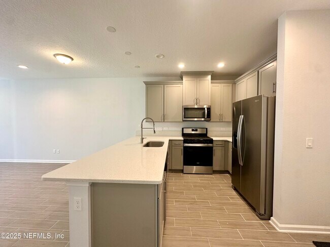 Building Photo - 215 Pine Bluff Dr