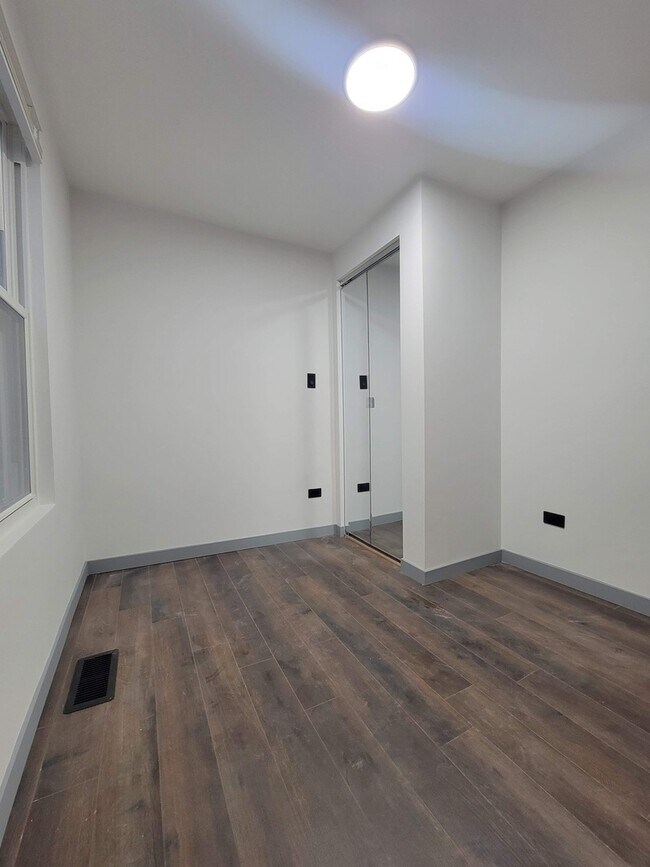 Foto del edificio - 1833 W 21st St