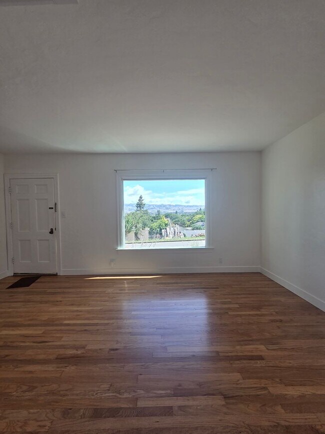 Building Photo - Westside Petaluma 2bd 1bth Home
