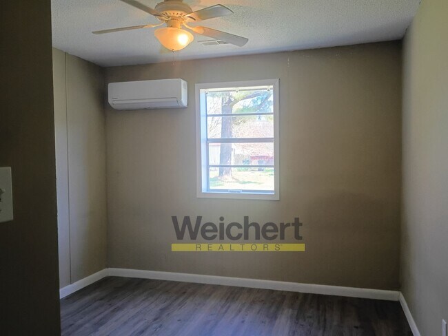 Building Photo - Spacious 4BR Home – Walk-In Closet & W/D Hookups
