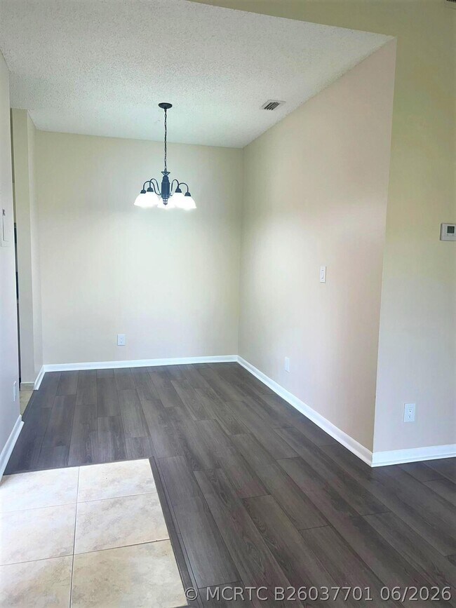 Foto del edificio - 751 Cypress Ln