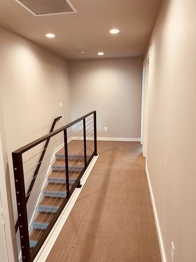 Building Photo - 3 Bd / 2.5 Bath