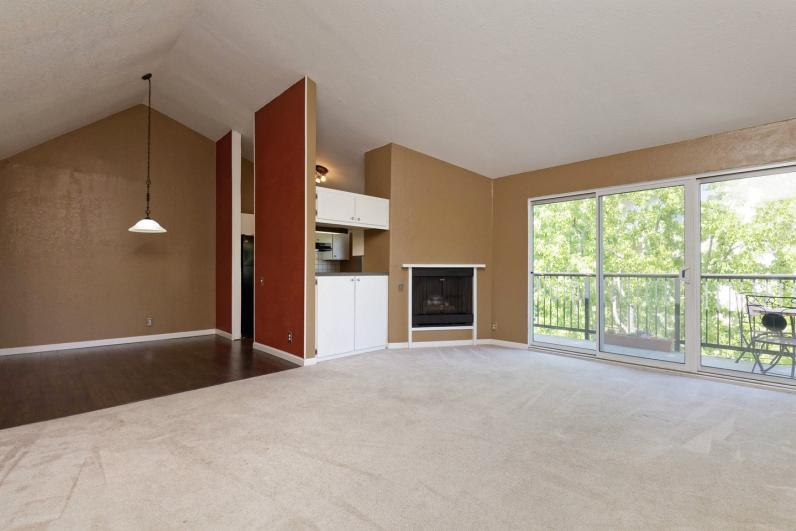 Primary Photo - Stylish Upper Grand/Lakeshore top-floor Condo