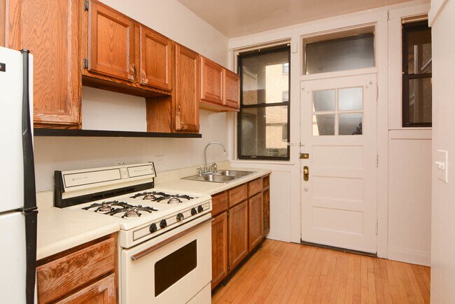 Building Photo - 142-1142 W Maple St