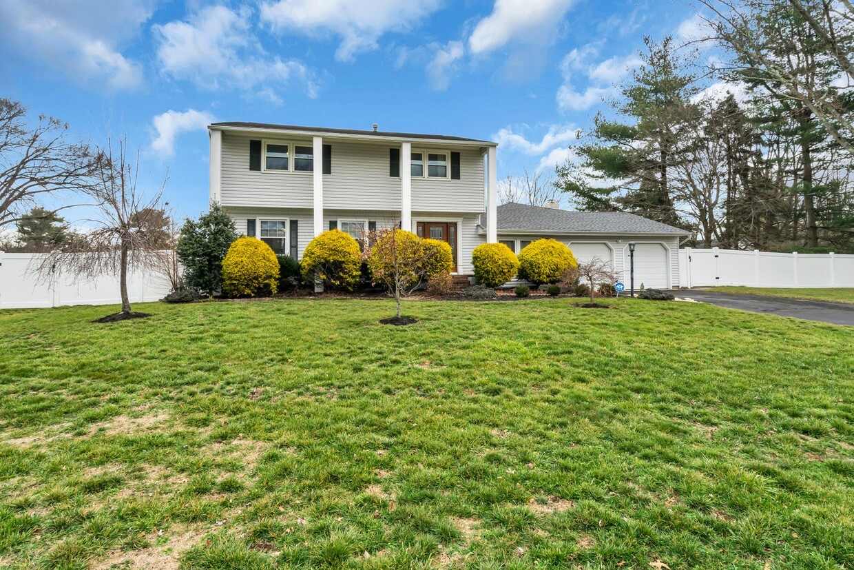 Primary Photo - 4 Cypress Ct