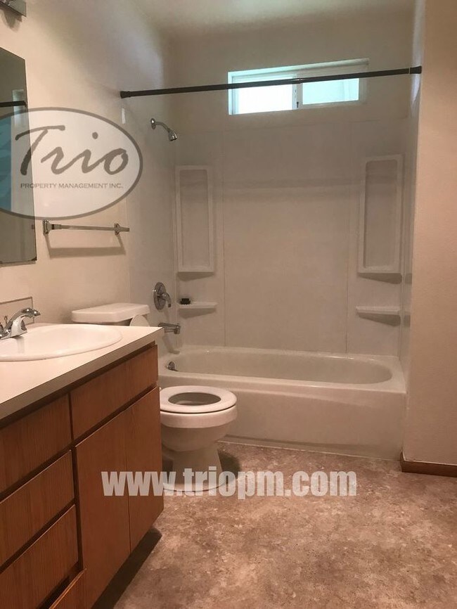 Building Photo - Cute 3 BR 1BTH home with garage