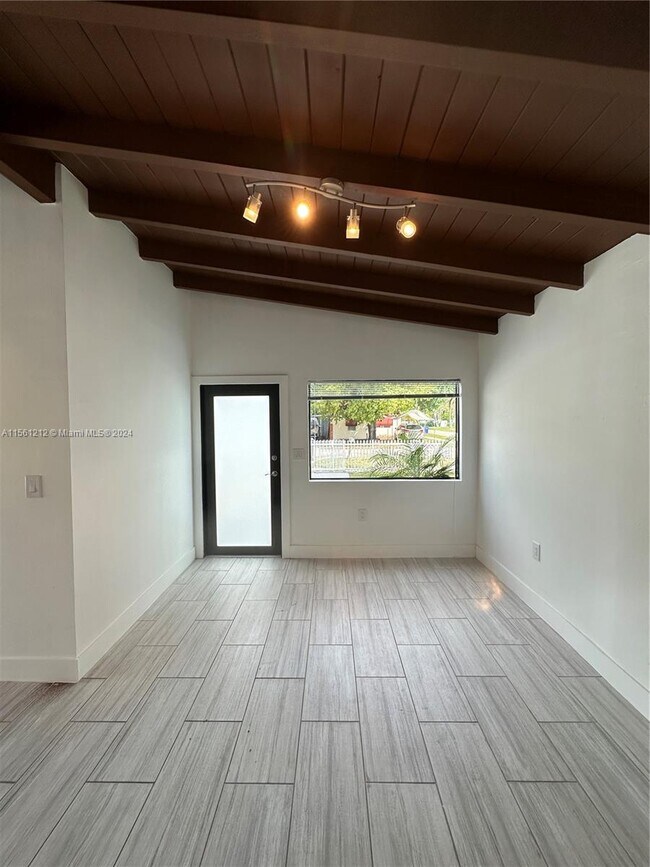 Foto del edificio - 290 NE 171st Terrace