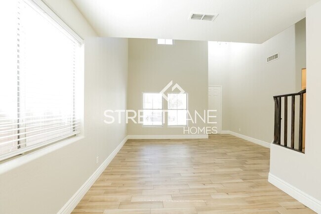 Building Photo - Spacious 5 Bedroom with Large Kitchen