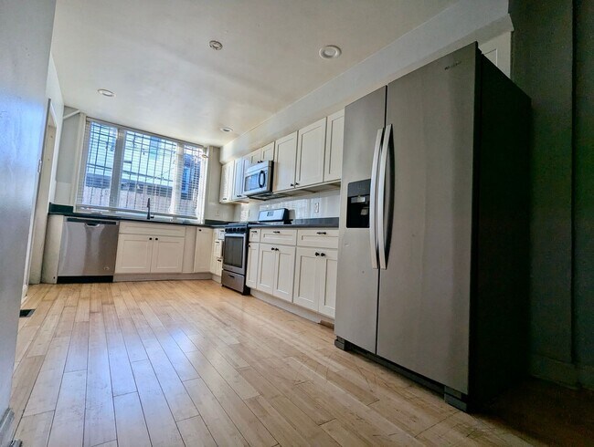 Foto del edificio - Your New Home In Point Breeze - 3br/1.5ba with wood flooring, granite counter tops, steel applian...