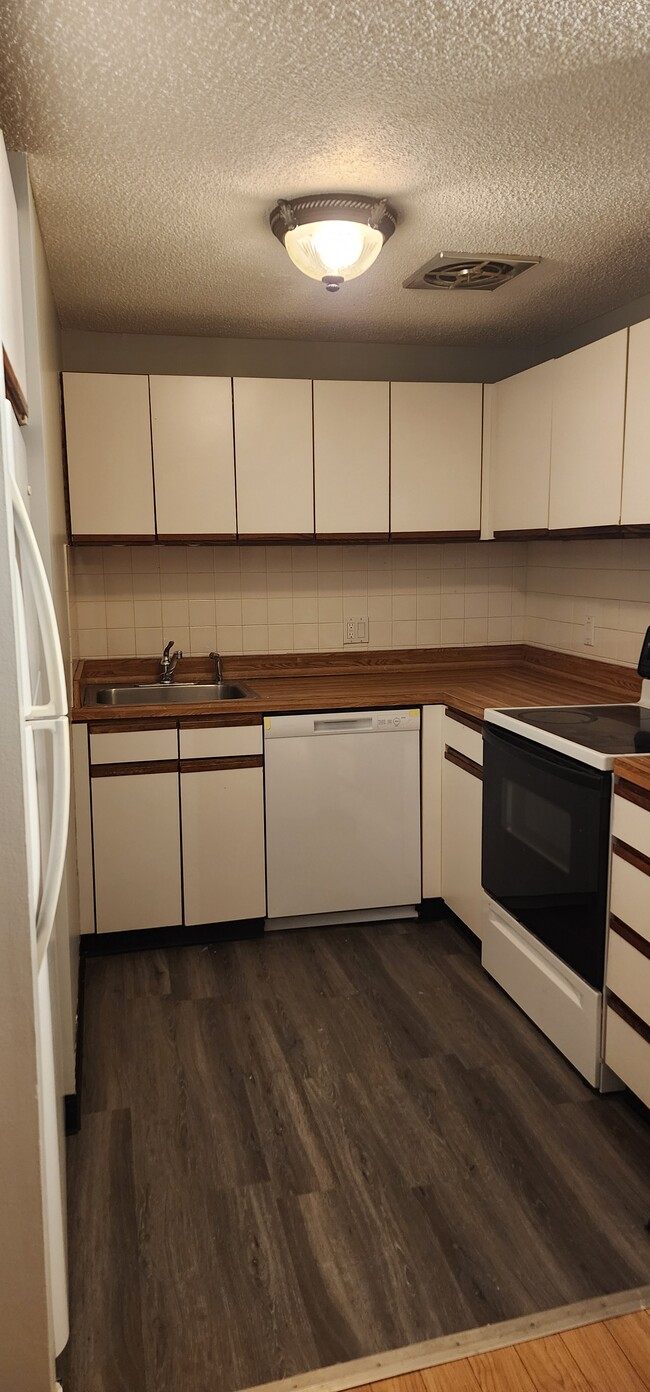 Building Photo - 40 Burgundy Hill Ln