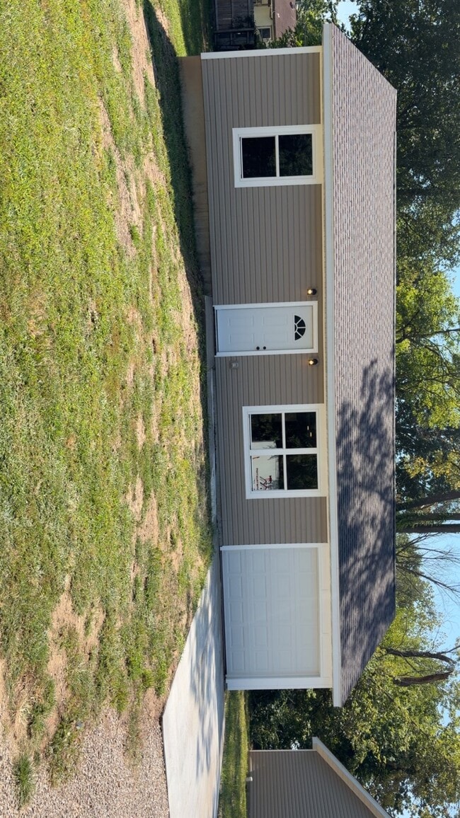 Building Photo - 1120 West End Dr