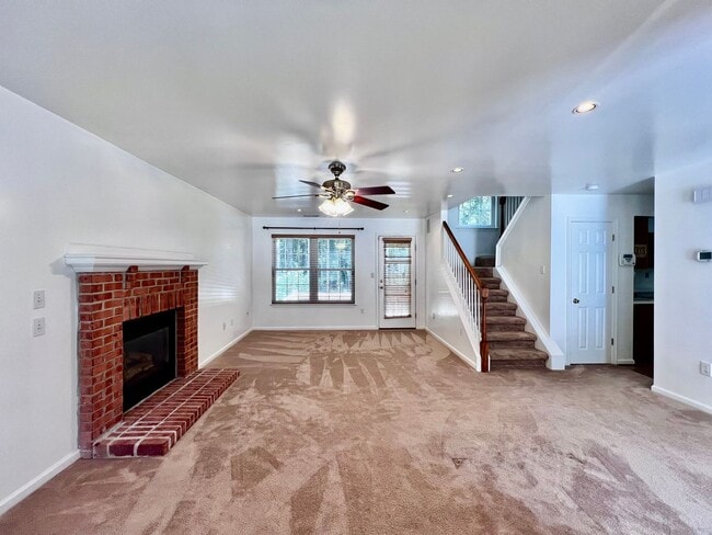 Building Photo - Gorgeous 4 Bedroom 2.5 Bath home in the he...