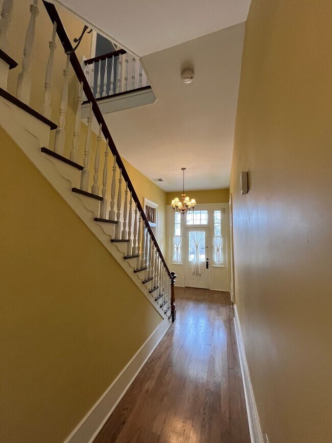 Foto del edificio - Premium location!  Downtown 3BR 2.5BA with 2 car garage