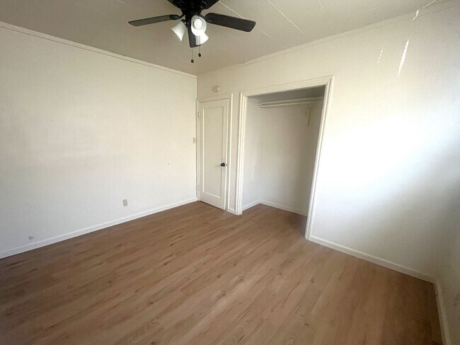 Building Photo - Stylish Downtown Apartment