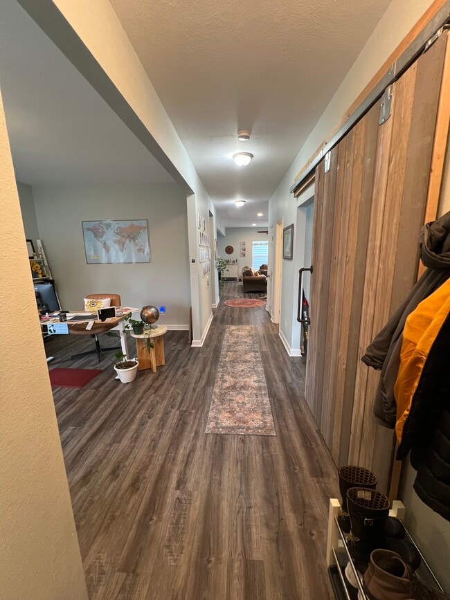 Foyer - 9572 6th Bay St