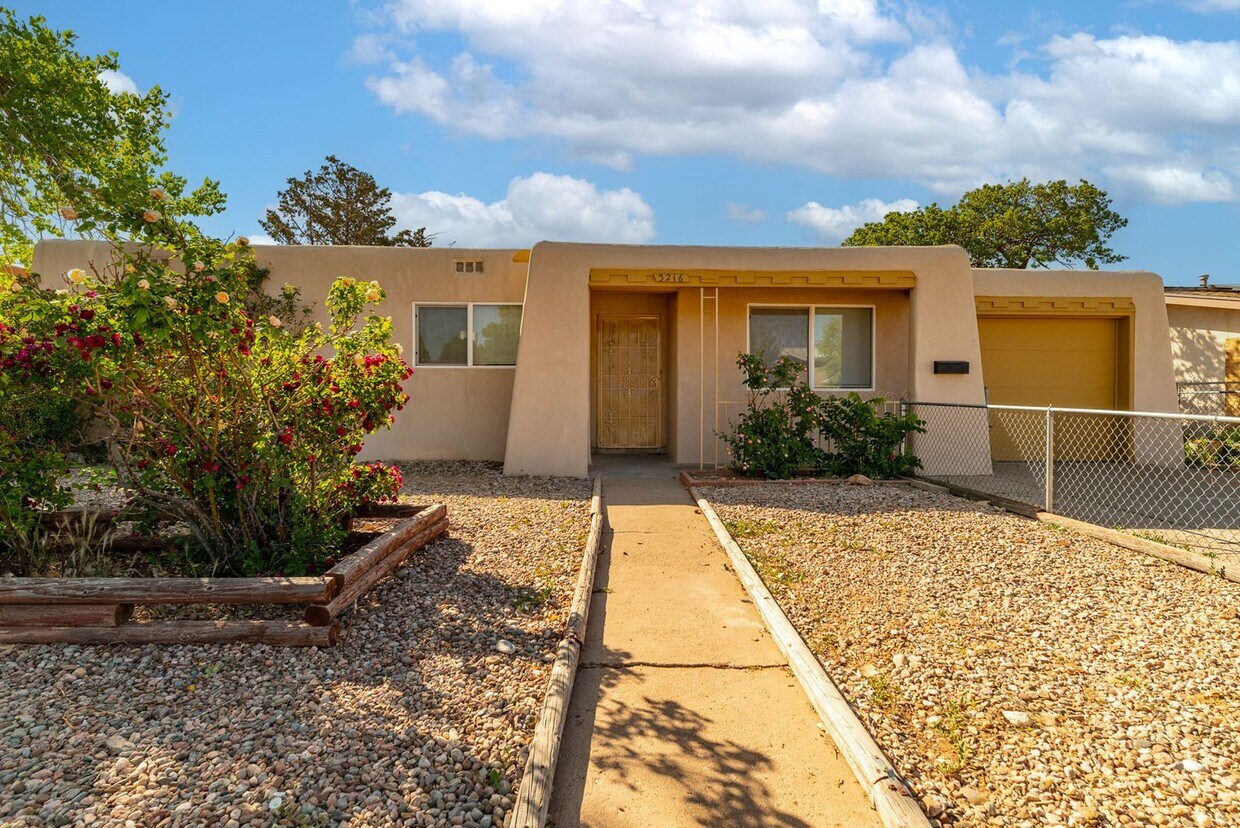 Foto principal - Newly Remodeled Single Level Home Availabl...