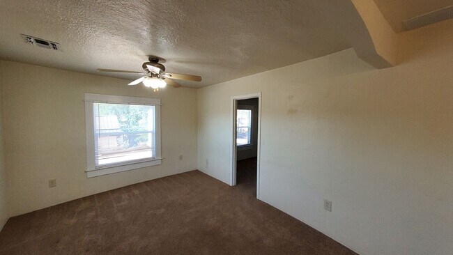 Foto del edificio - Cute Two Bedroom with Office