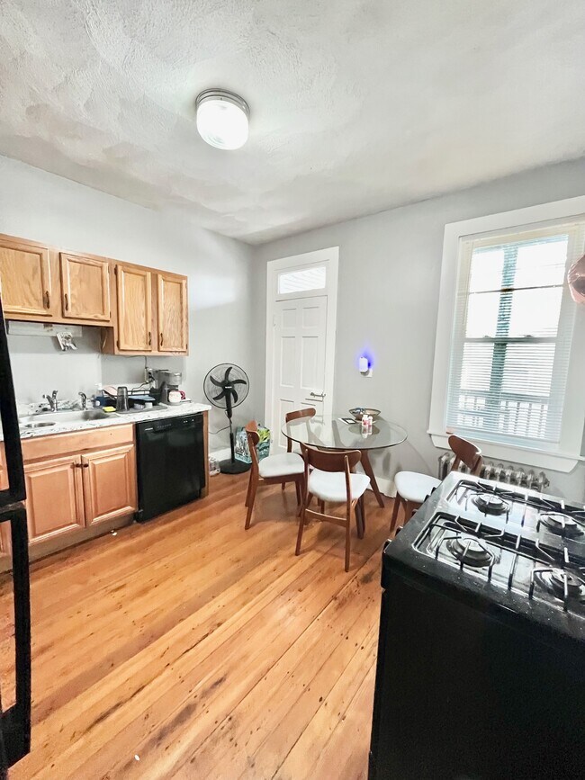 Foto del edificio - 121 Hillside St