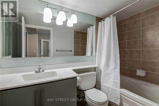 Photo du bâtiment - 310 Burnhamthorpe Rd W