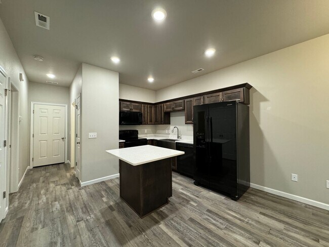 Foto del edificio - Townhome 2 Blocks from Legacy High School!