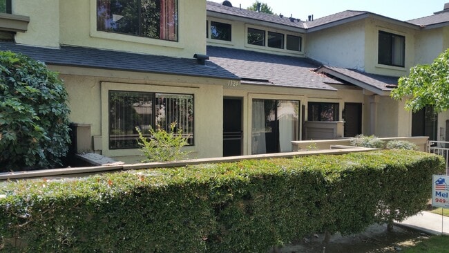 Building Photo - 2BED/2.5BATH