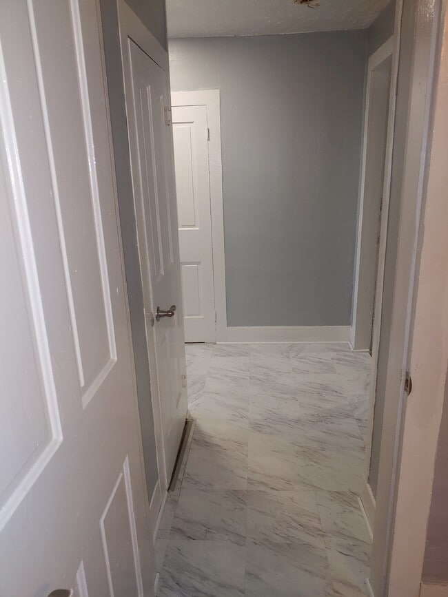 Front Hall/Foyer - 102 E Hamilton St