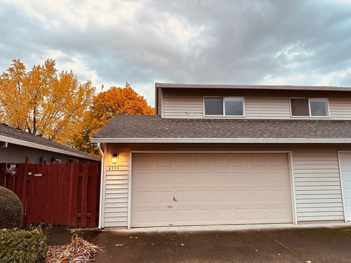 Foto principal - Charming Updated & Spacious Condo in a Pea...