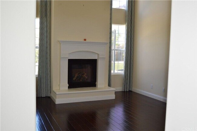 Foto del edificio - Luxury 4 Bedroom 3 Bath single family home...