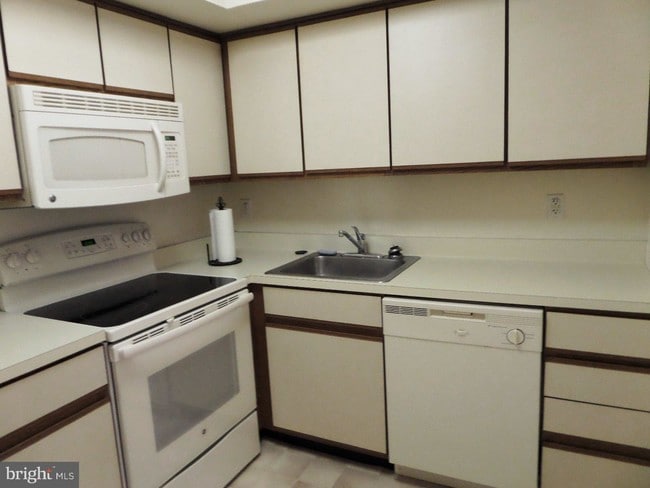 Building Photo - 68 Cavendish Dr